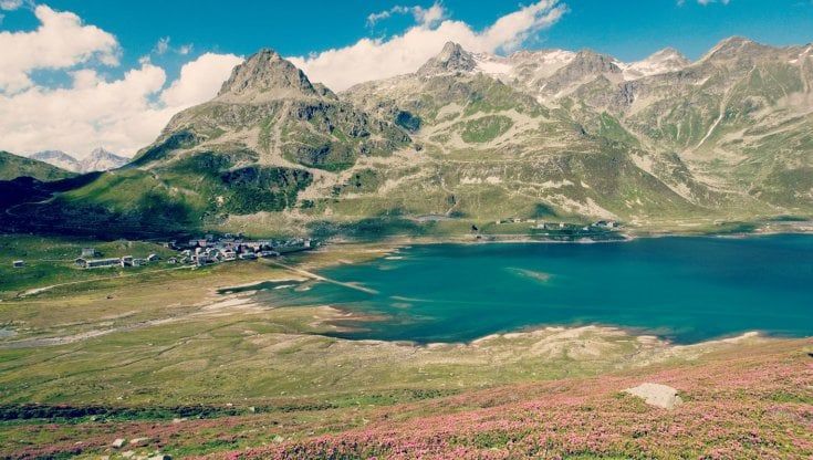 Il grande caldo spinge i lombardi verso la montagna: il turismo torna ai numeri del passato