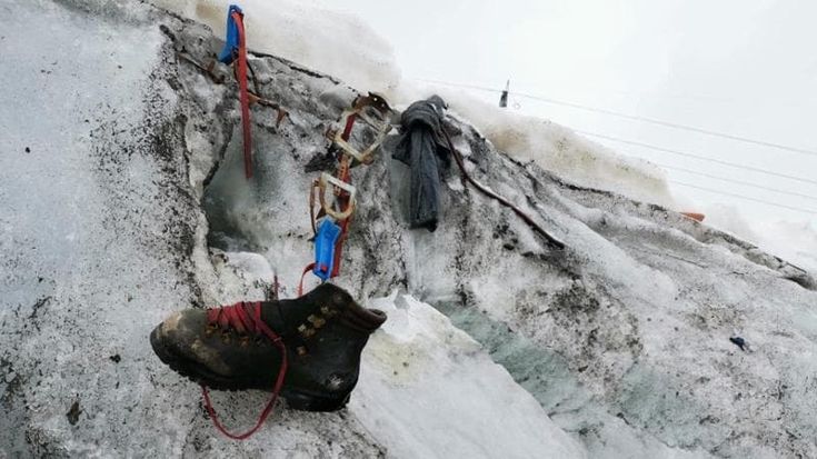 Svizzera, lo scioglimento di un ghiacciaio riporta alla luce la scarpa e i ramponi di uno scalatore scomparso dal 1986