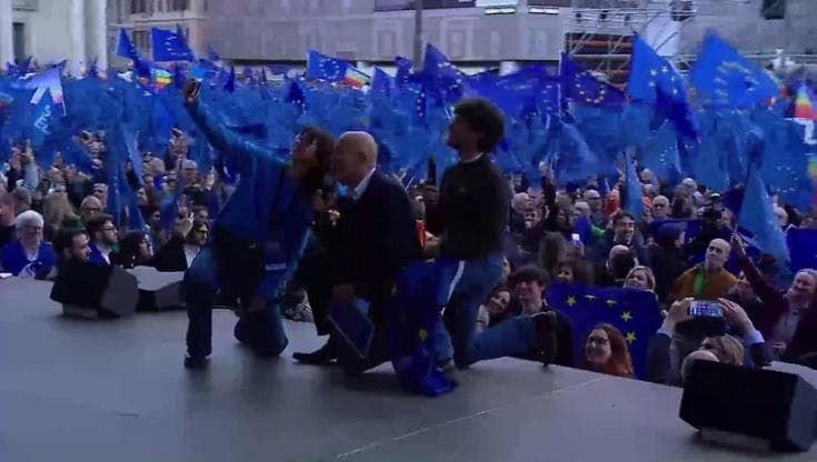 Una piazza per l'Europa, il selfie di Nicolazzi Bonati e Sansone con le bandiere al vento