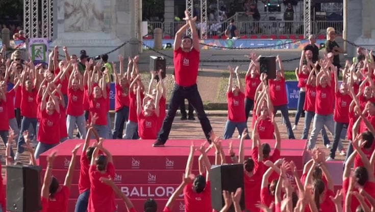 Roberto Bolle inventa il "BalloRosso", la danza che pulsa sulle note di Ravel