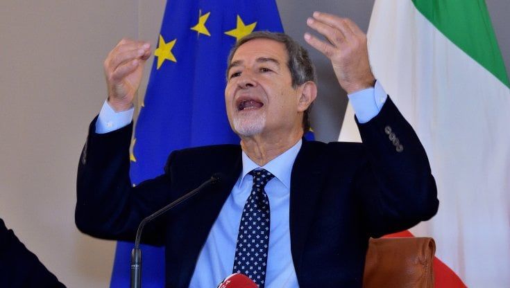 Musumeci congela l'azzeramento: "Nessuna crisi". Letta: "È al capolinea"