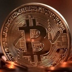 Bitcoin sotto i 6000 dollari, la criptovaluta ai minimi da giugno 