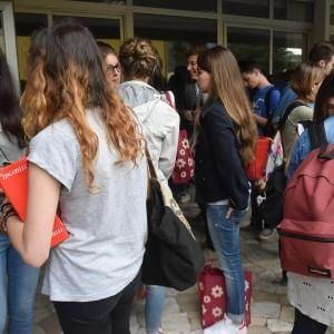 Figli unici, connessi e un po' impauriti. Per i giovani italiani il futuro è da inventare