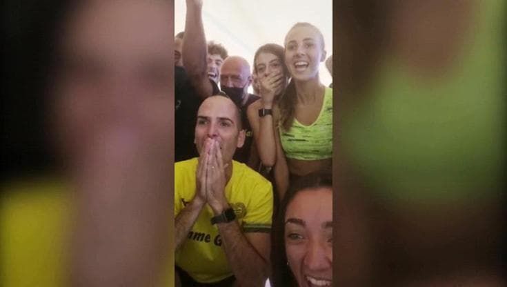 Tokyo 2020, Palmisano oro nella marcia 20 km: la gioia incontenibile del marito davanti alla tv