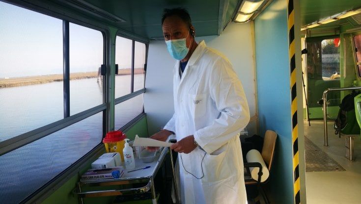 Sant'Erasmo, il vaporetto diventa centro vaccini per gli over 80 dell'isola 