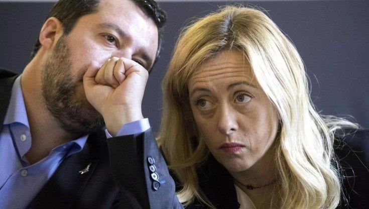 Ue, quel derby tutto italiano tra Salvini e Meloni: ecco perché la destra tricolore ora si contende Orbán