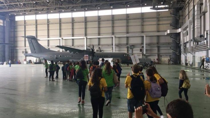 A scuola alla base Nato di Sigonella, coro di no all’iniziativa: “Si insegni la pace”