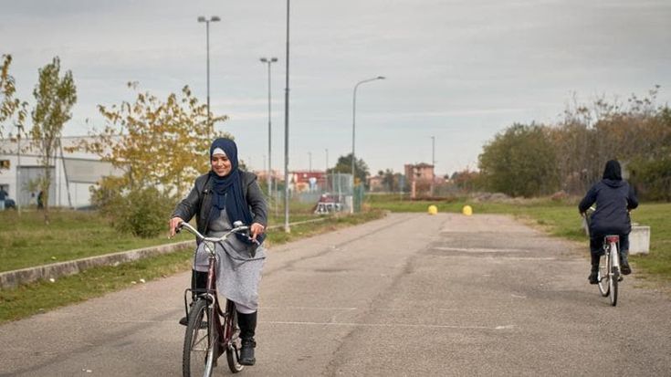 La libertà è una bici. Quei corsi affollati di donne straniere. “Ora abbiamo le ali”