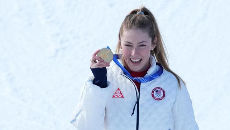 Mikaela Shiffrin: “Un oro per rinascere accettando l’assenza di mio padre”