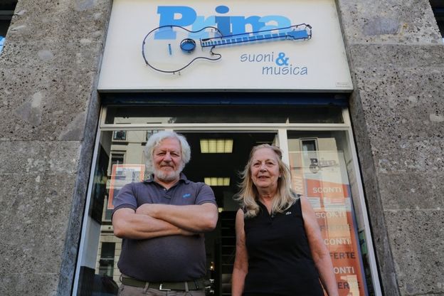 Milano, chiude lo storico negozio di strumenti musicali Prina: una storia lunga più di 60 anni
