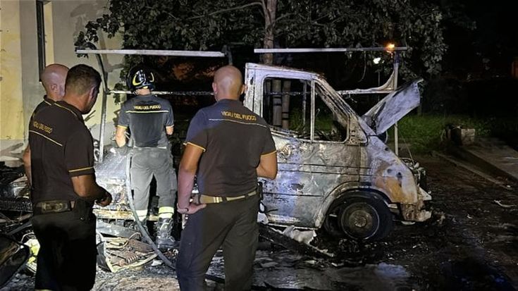 Camper esploso in San Donato, s’indaga sulle cause del rogo. L’ira dei residenti: “E’ doloso”