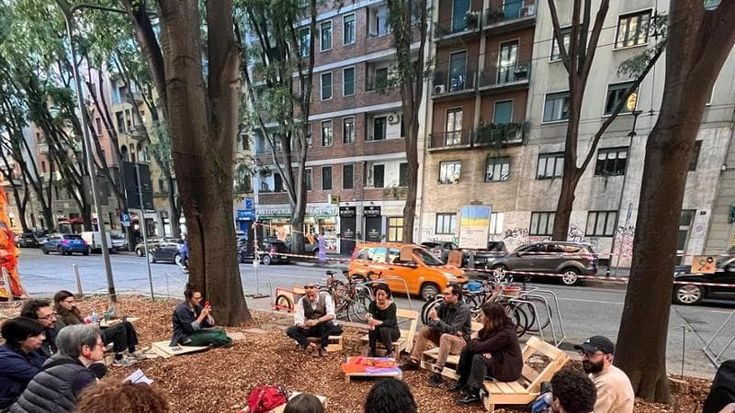 Mille euro di multa ai cittadini che riqualificano il parterre in via Aselli liberandolo dalla sosta selvaggia