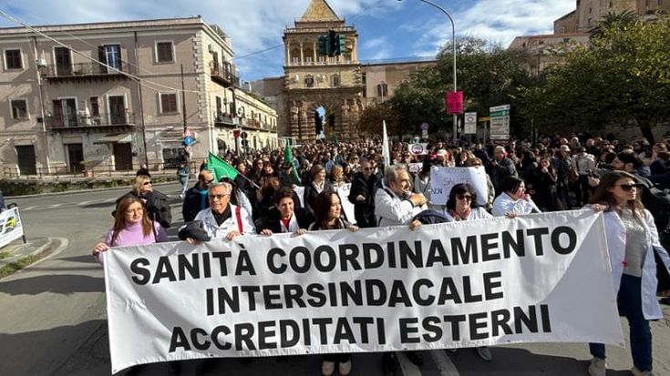 I convenzionati in piazza FdI preme sul governatore “Licenzi il dirigente”