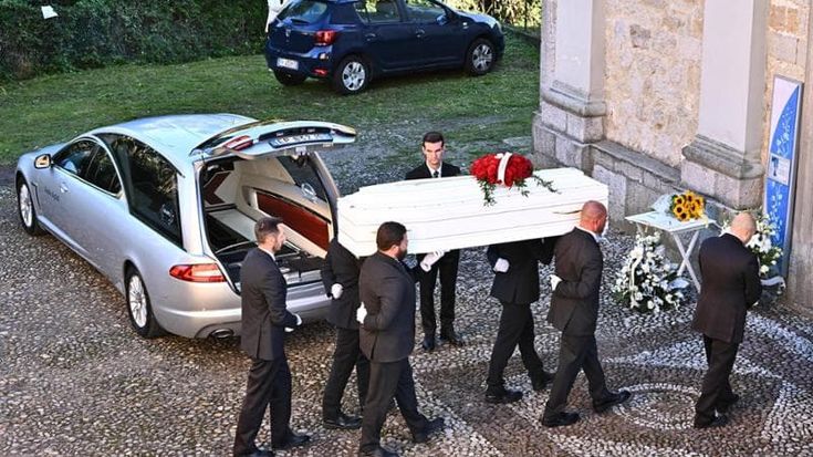 Per Pamela Genini bara bianca e un cuore di rose rosse: i funerali privati a Strozza