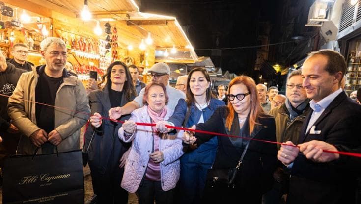 San Gregorio Armeno, via alla Fiera di Natale nella strada dei pastori. Con dedica a James Senese