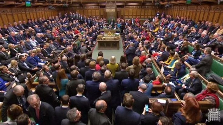 Regno Unito, l’ultimo scandalo di Westminster. Il laburista Bryant denuncia: “Almeno cinque deputati mi hanno toccato nelle parti intime”