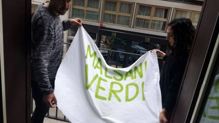 Salvini a Bari, anagrammi e numeri sugli striscioni per non farli rimuovere
