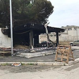 Molfetta, rogo al 'Mercato diffuso': l'episodio è forse legato alla guerra per le bancarelle
