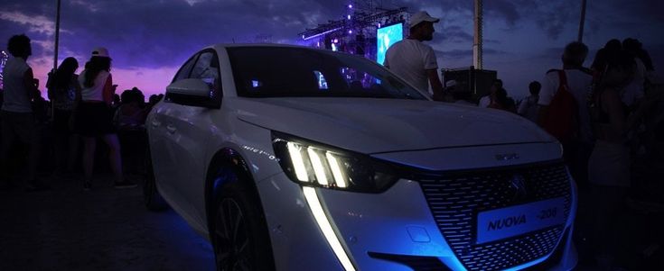 Jova Beach Party e nuova Peugeot 208, che coppia