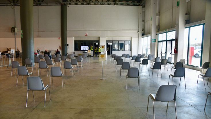 Flop vaccini, gli sms non partono e gli hub restano vuoti: "Sul pasticcio Lombardia intervenga il governo"