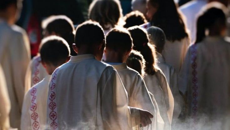 Bestemmiano durante la processione, alla cerimonia c'è il comandante dei carabinieri: ricercati