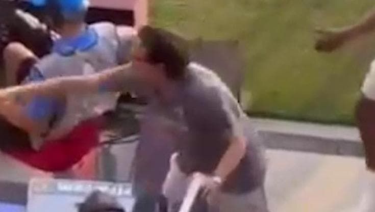 Simone Inzaghi furioso con il collaboratore che ritarda troppo le sostituzioni: "Dai, dai dai!"