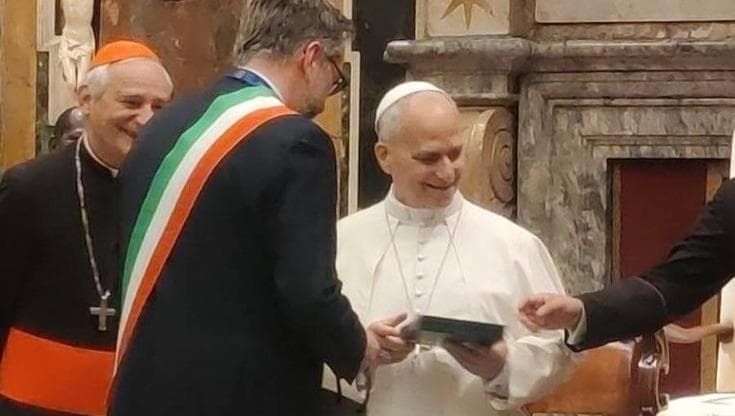 Lepore dal Papa con i sindaci Anci: gli dona la Turrita d’Oro a nome di Bologna