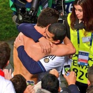 L'abbraccio misterioso di Cristiano Ronaldo: era il fratello alcolista
