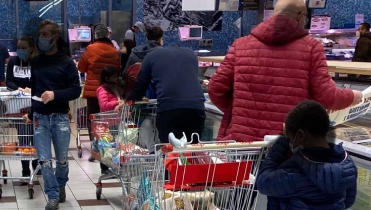 Firenze, corsa ai termoscanner per i supermercati. E tornano le file per fare scorta di prodotti