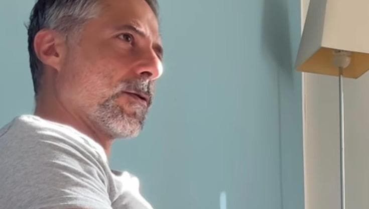 Il maestro influencer che divide sui social. “Bambini sovraesposti”