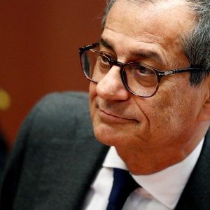 Dopo il caos Tria scrive alla Ue: anticipazioni, smentite e poi la lettera definitiva sui conti 