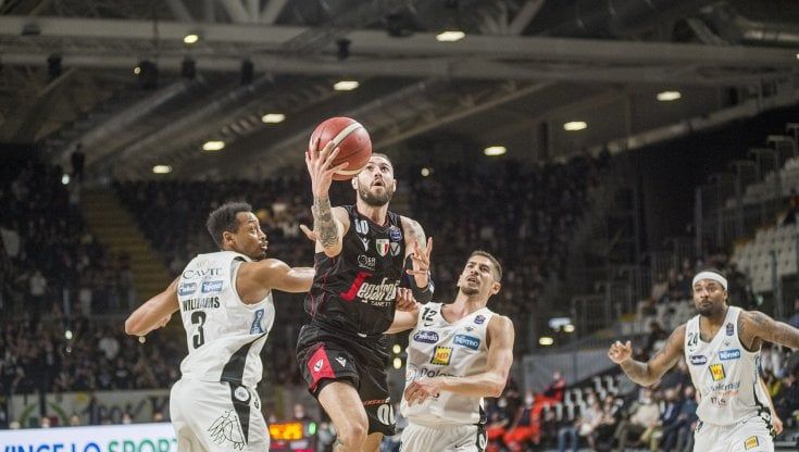 Basket, serie A: la Virtus batte Trento all'overtime, Brescia si ferma a Tortona