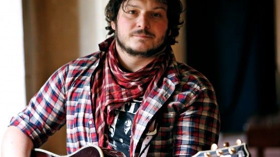 Una chitarra, una strada e la rete. "Senza di lei tante emozioni andrebbero perse"