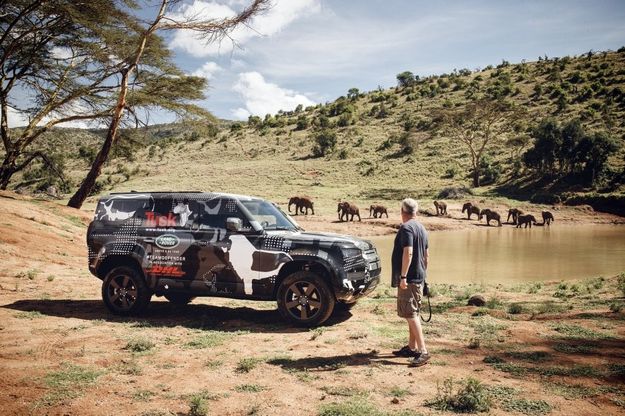 Land Rover Defender, il fotografo d'arte David Yarrow riprende nella riserva di Borana