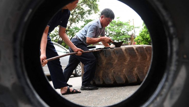 Vietnam, Hanoi riscopre i sandali di gomma alla Ho Chi Minh