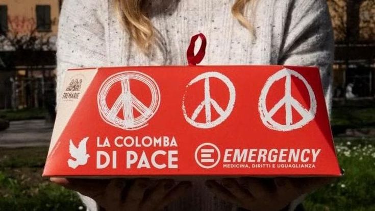 La solidarietà a Pasqua: 200 senzatetto a pranzo alla cardinal Ferrari e colombe nei mercatini