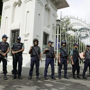 Bangladesh, assalti per la fine del Ramadan: 4 vittime, uccisi 2 agenti