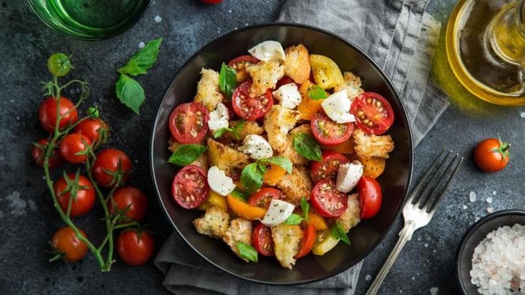La panzanella che va oltre il “pan bagnato”: cinque versioni da provare a Milano