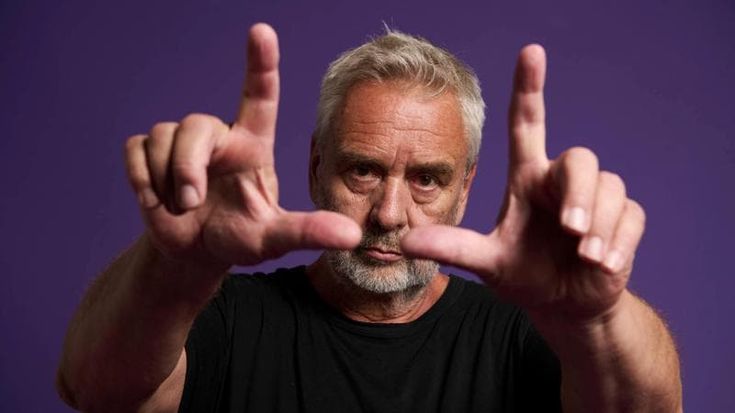 Luc Besson accusato di violenza sessuale, la procura di Parigi vuole riaprire l’inchiesta