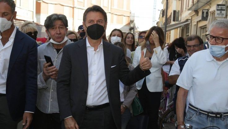 Conte minaccia i cinquestelle critici. E nelle città punta sull'alleanza con il Pd