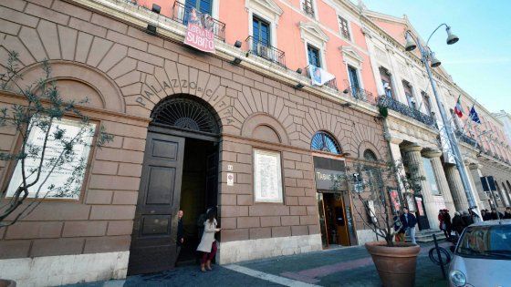 Bari, il diktat del Comune ai suoi dipendenti: "Niente critiche sui social e fughe per parcheggiare"