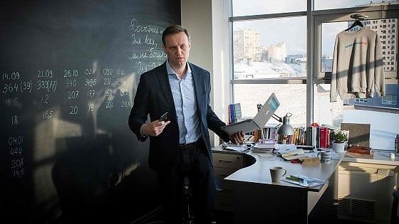 Russia, polizia irrompe nel quartier generale di Navalnyj. Suo collaboratore spedito nell'Artico