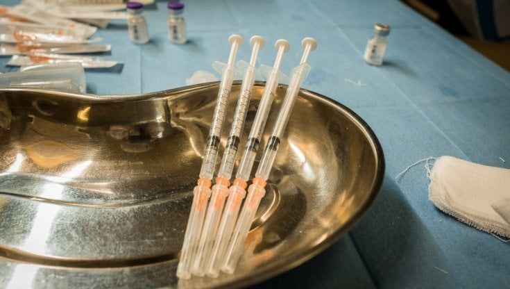 Vaccino anti-Covid: in Emilia-Romagna in due mesi crollano le positività nel personale sanitario