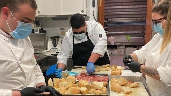 Coronavirus, il 19enne Riccardo fa lo 'chef in corsia': cucina e consegna pasti a medici e infermieri degli ospedali di Milano