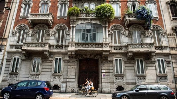 A Milano aumentano i super ricchi: in 43mila guadagnano più di 120mila euro all’anno. La mappa degli stipendi per quartiere