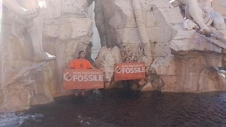 Ultima Generazione, liquido nero nella Fontana dei Quattro Fiumi: attivisti condannati a 4 mesi