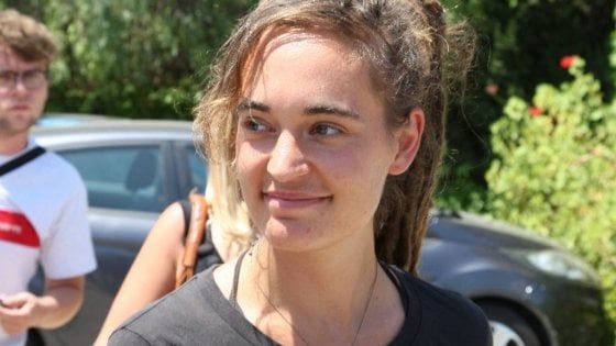 Carola Rackete torna in Germania, ancora insulti da Salvini