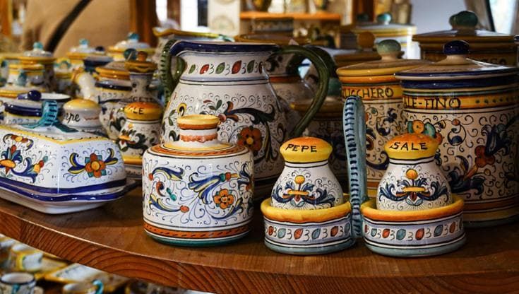 Viaggio nelle città della ceramica: tra le botteghe artigianali per portare il buon gusto a tavola