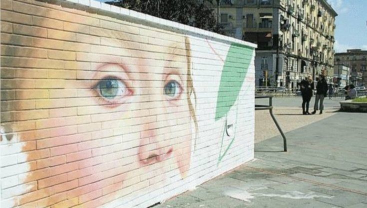 Un murale per Noemi: “Quegli occhi nella piazza dove fu ferita sono più forti dei clan” 