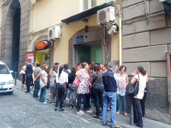 Palazzo San Giacomo, la protesta dei residenti di Materdei